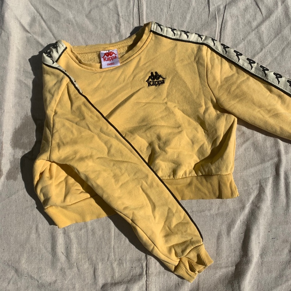 Yellow cropped kappa pull over